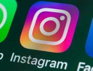 Meta, Instagram’a Yenilikçi Yapay Zeka Özellikleri Ekliyor: ‘Yeniden Biçimlendirme’ ve ‘Arka Plan’