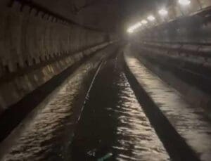 Thames Nehri Tünelinde Su Sızıntısı: İngiltere’de Tren Kaosu! Yolcular Yolda Kaldı