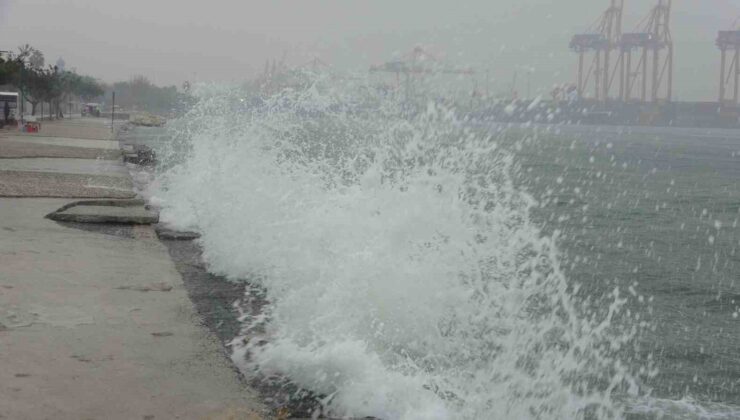 Mersin’e yağışlı hava etkisiyle birlikte Akdeniz’de hortum görüldü