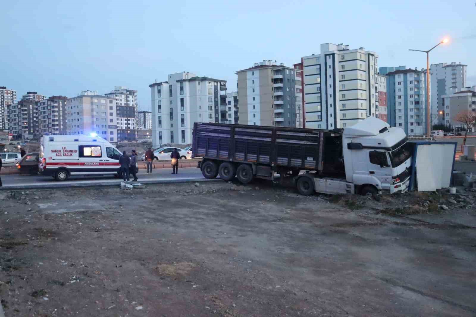 Kayseri’de büyük bir faciadan kıl payı kurtulundu: Yoldan çıkan tır konteynıra girerek olay yerinde büyük bir tahribata yol açtı