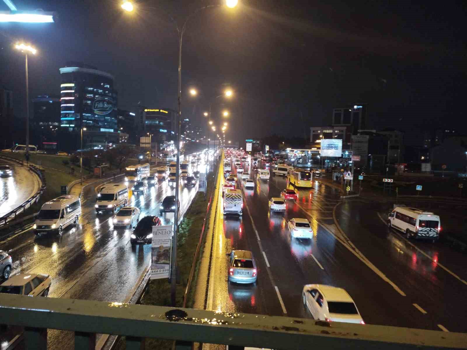 İstanbul’da akşam saatlerinde trafik hareketliliği yaşandı