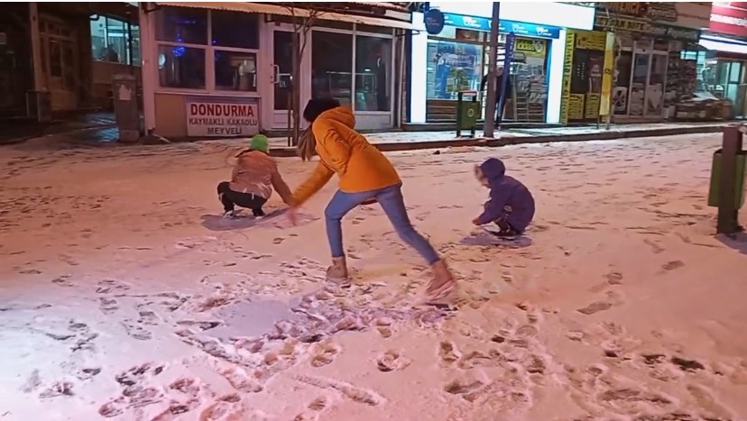 Uzunköprü’de çocukların Kartopu Zamanı: Karın Keyfini Çıkardılar