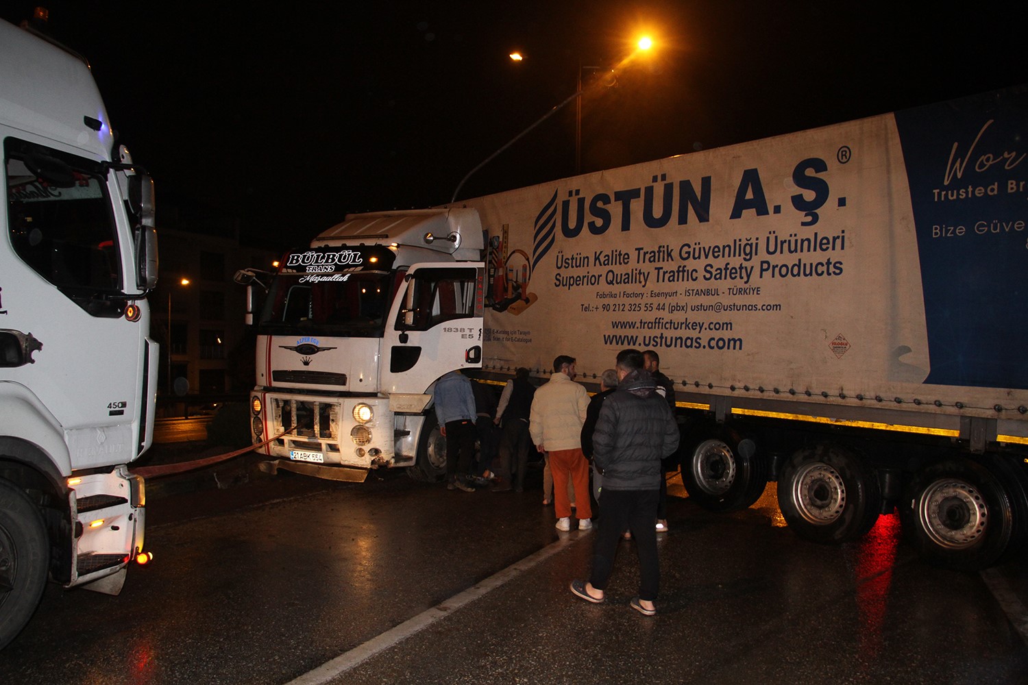 Yağışlı hava nedeniyle trafiği felç eden tır, karayolunu kapattı