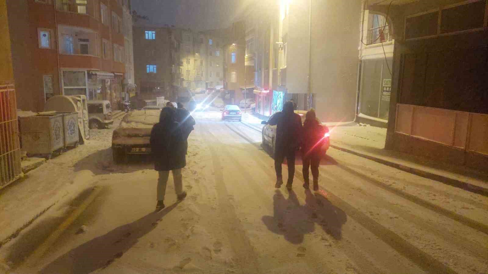 Yoğun kar yağışı gece saatlerine kadar devam etti