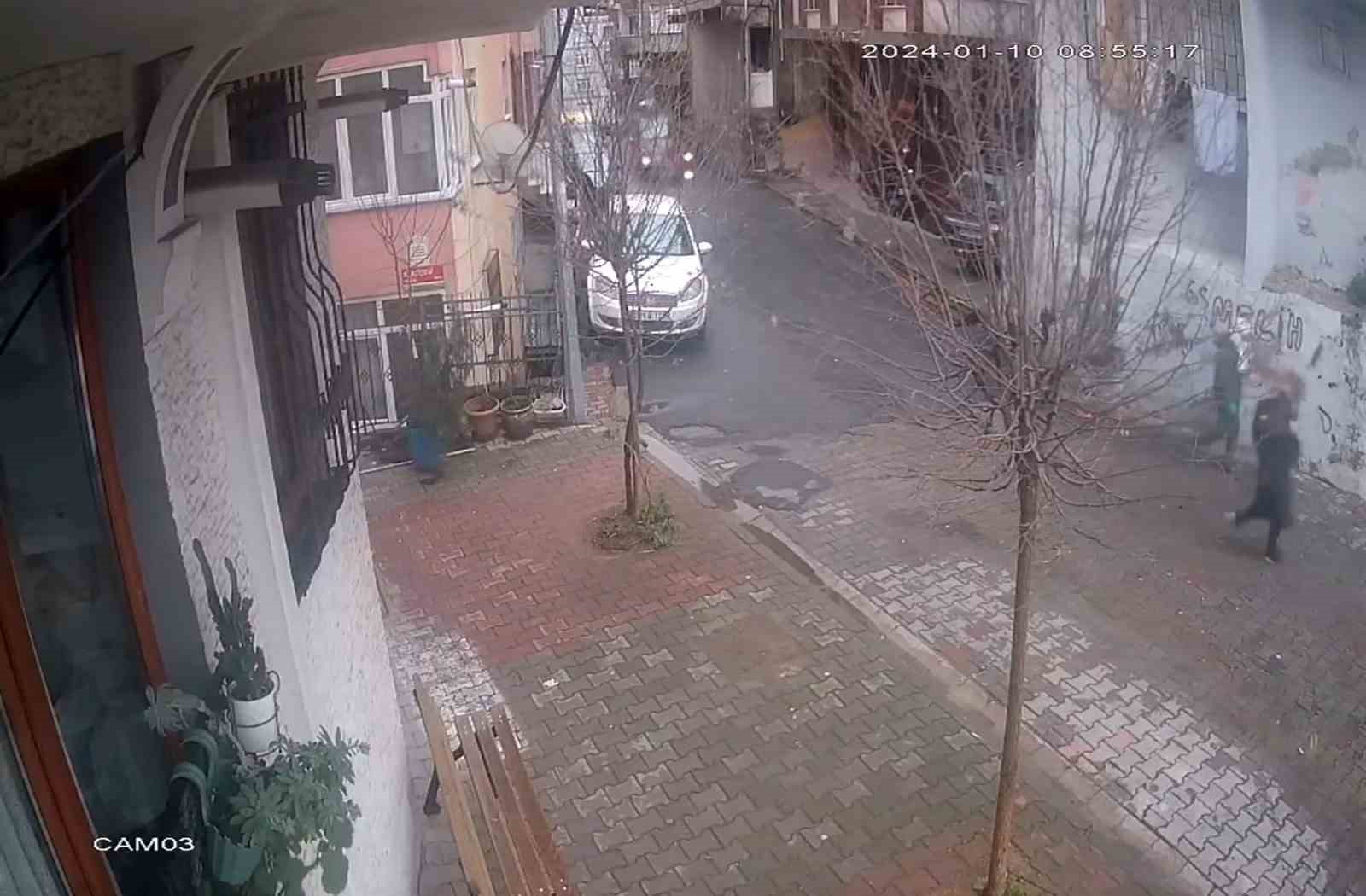 İstanbul’da Ölüme Niyet Eden Anlar Kamerada: Balkon Aniden Çöktü, Vatandaşlar Son Dakika Kurtuldu