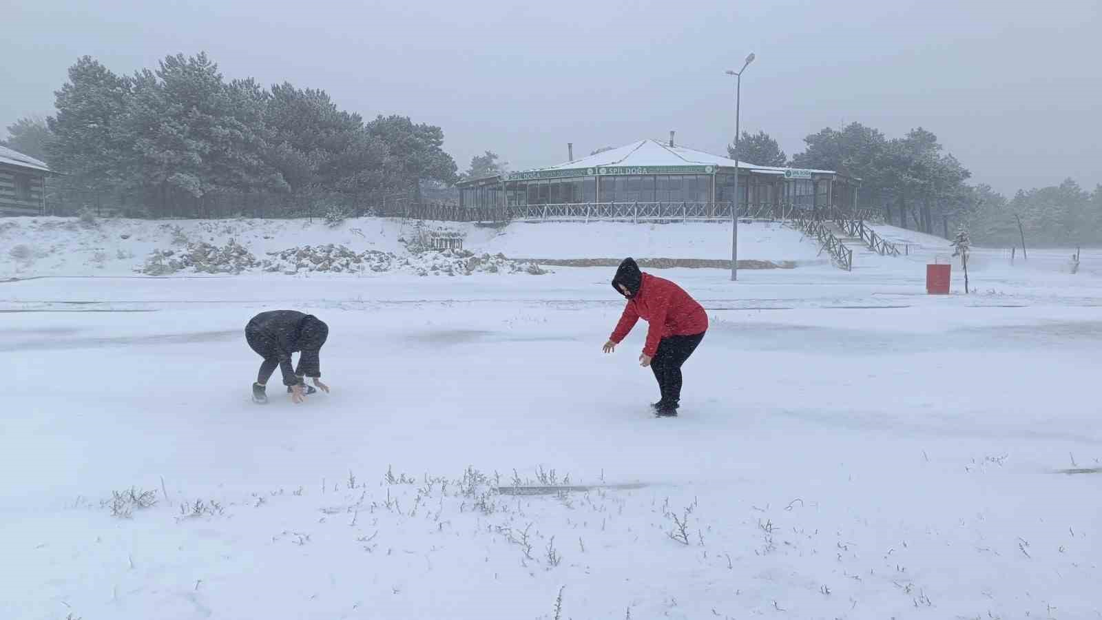 Manisa’da yılın ilk kar yağışı yüksek kesimlere düştü