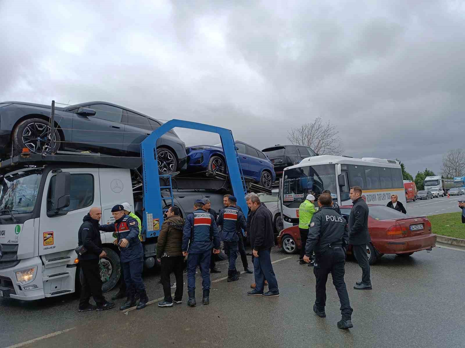 Kavşakta kaza: Anaokulu servisine tır çarptı, büyük felaket önlendi