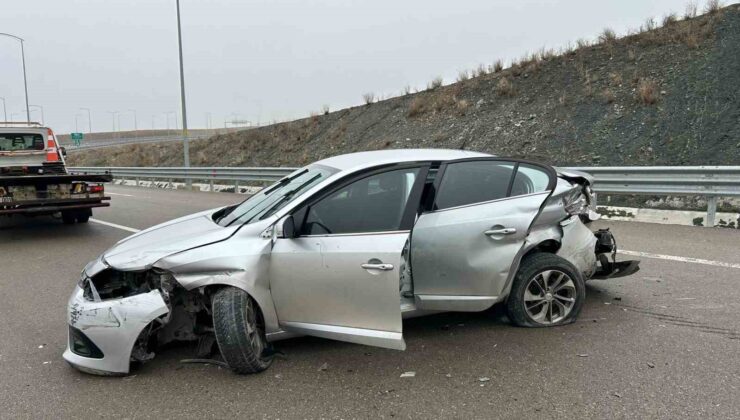 Konya’da bariyere çarpan aracın sürücüsü ciddi şekilde yaralandı.