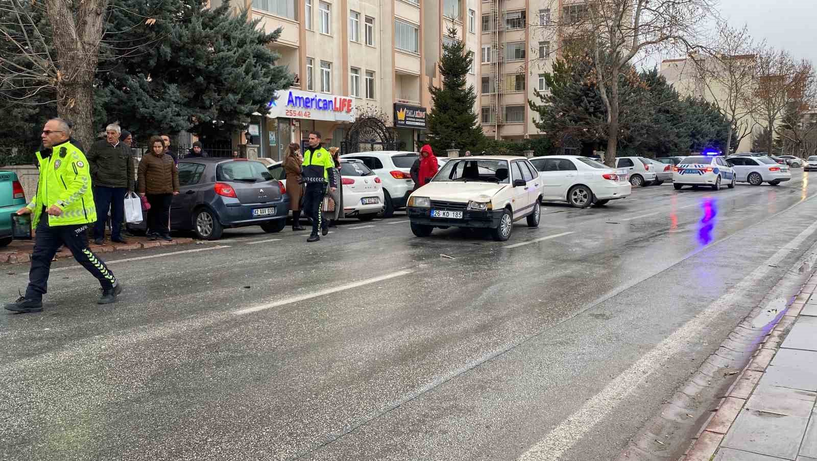 Vatandaşlar, otomobilin çarptığı çocuğun üşümemesi için ceketlerini üzerine örterek yardımda bulundu