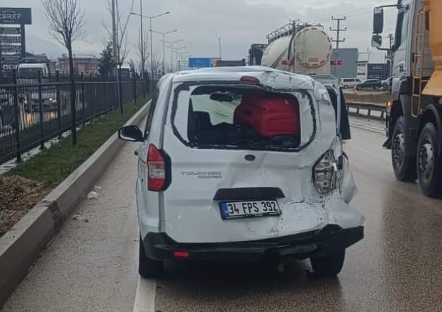 Tır, duruşuncu kavşağında bekleyen araca çarparak 3 kişinin yaralanmasına sebep oldu