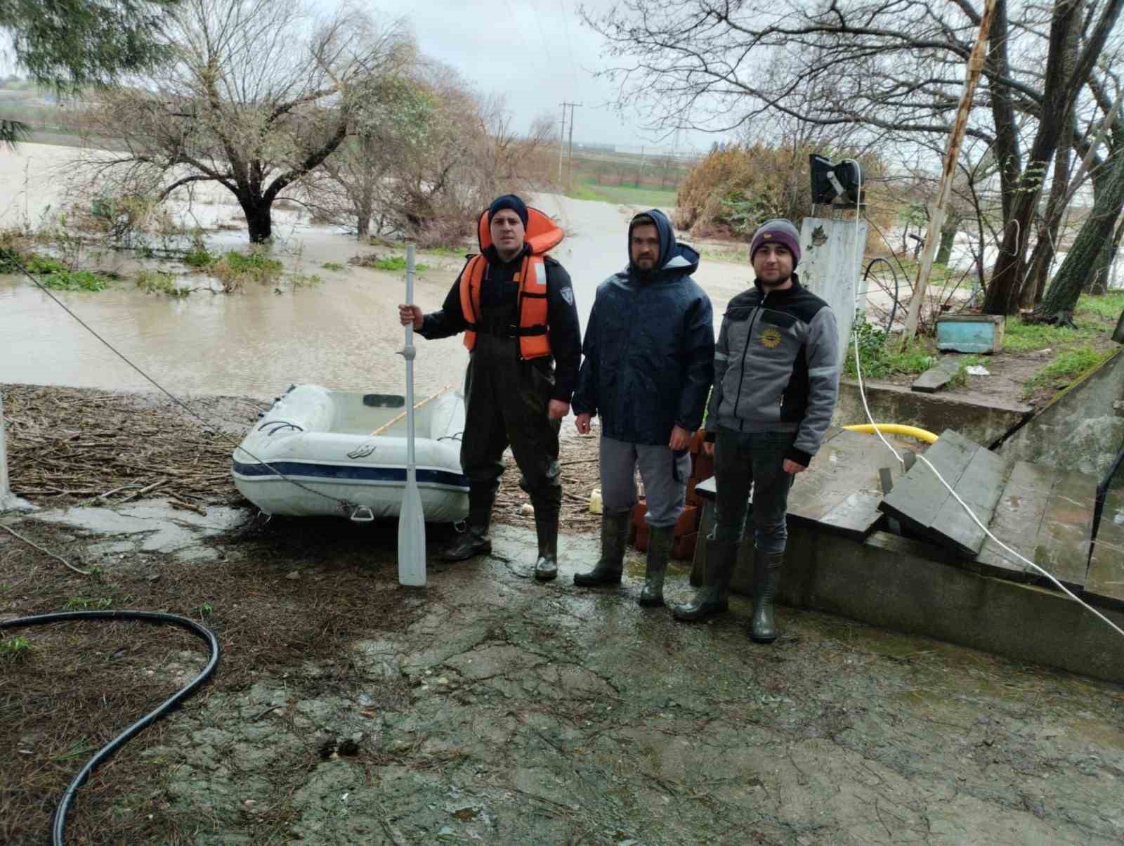 Mahsur kalanlara itfaiye ekipleri yardım etmek için hızla harekete geçti