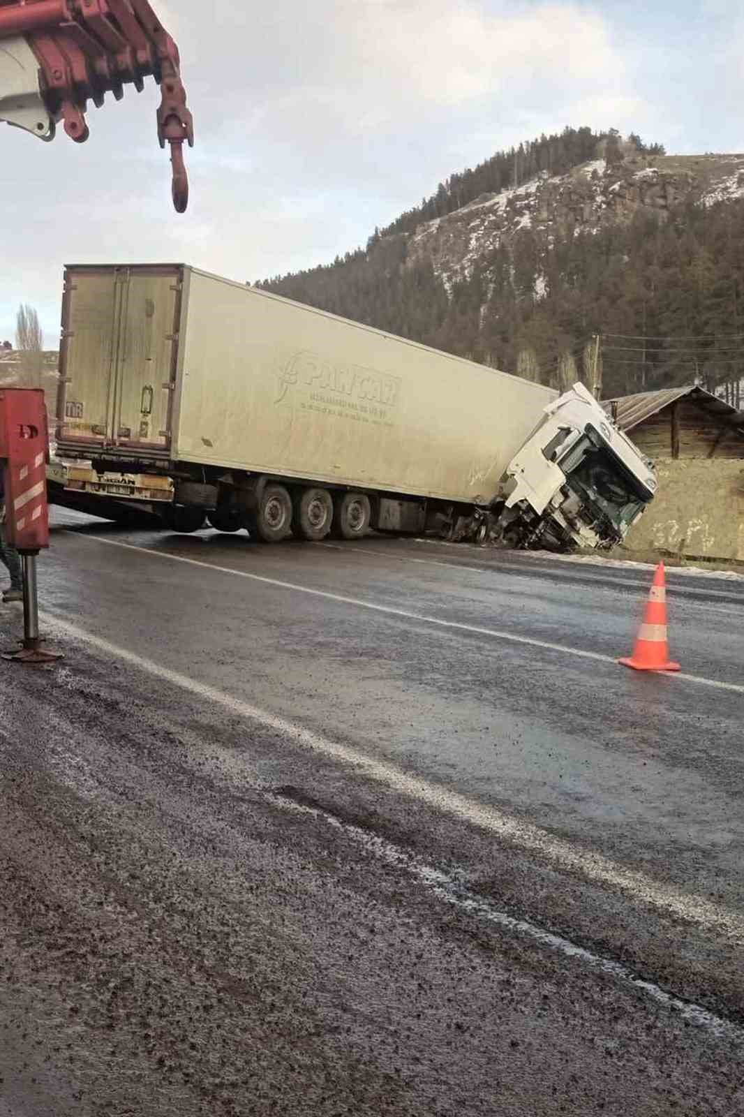 Buzlu zeminde ufak çaplı bir kaza gerçekleşti, tır eve çarptı