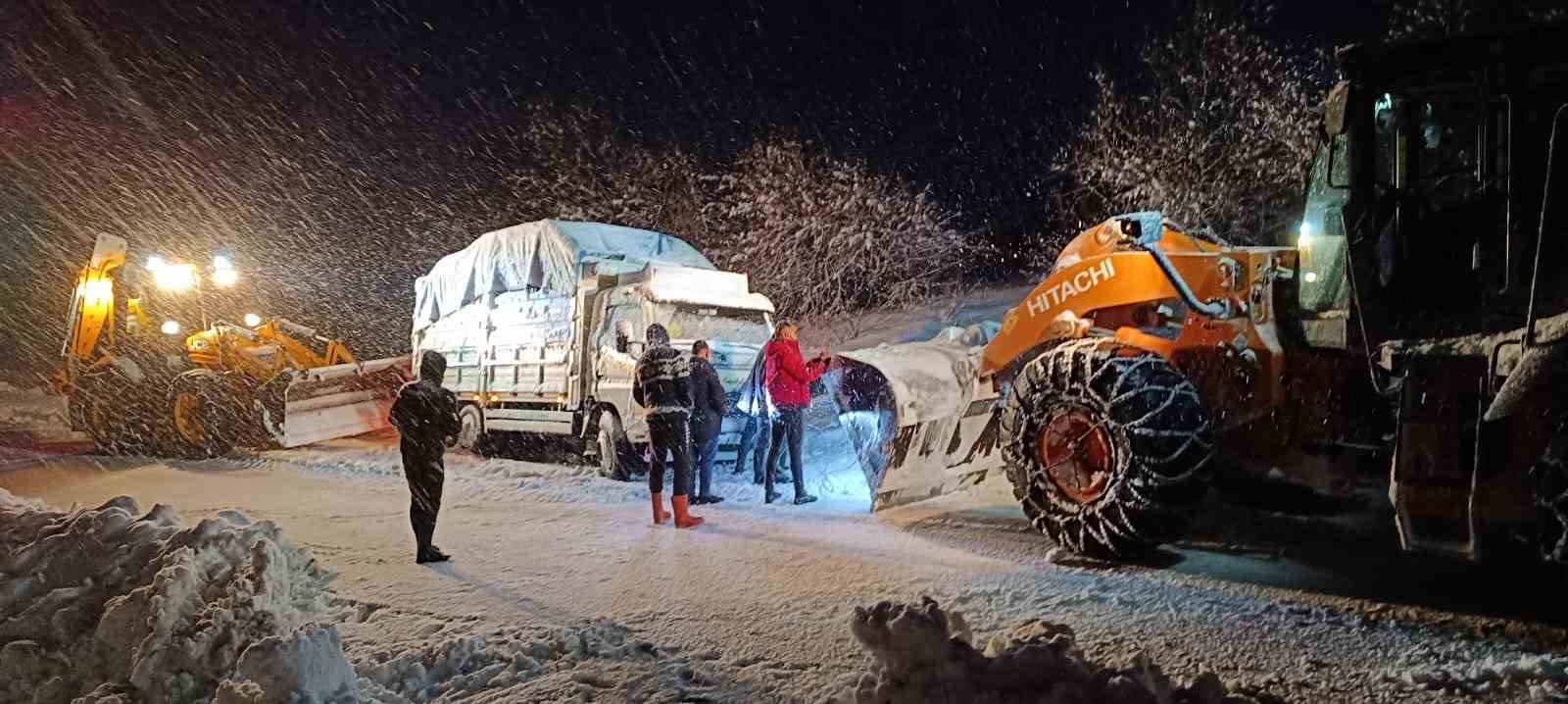 Muradiye’de Mahsur Kalan Araçlar Kurtarıldı