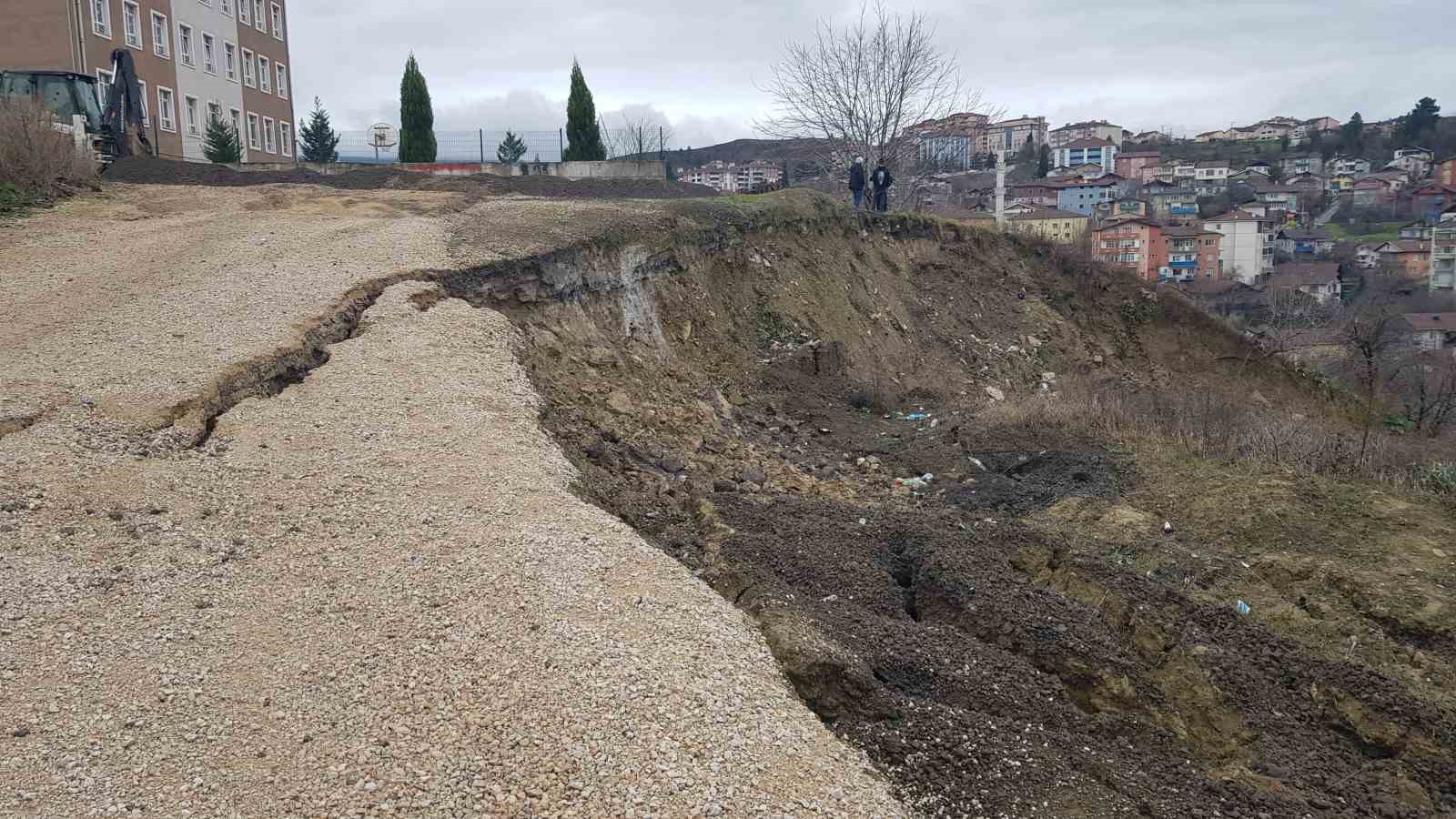 Karabük’te okul bahçelerine yakın bölgede toprak kayması devam ediyor