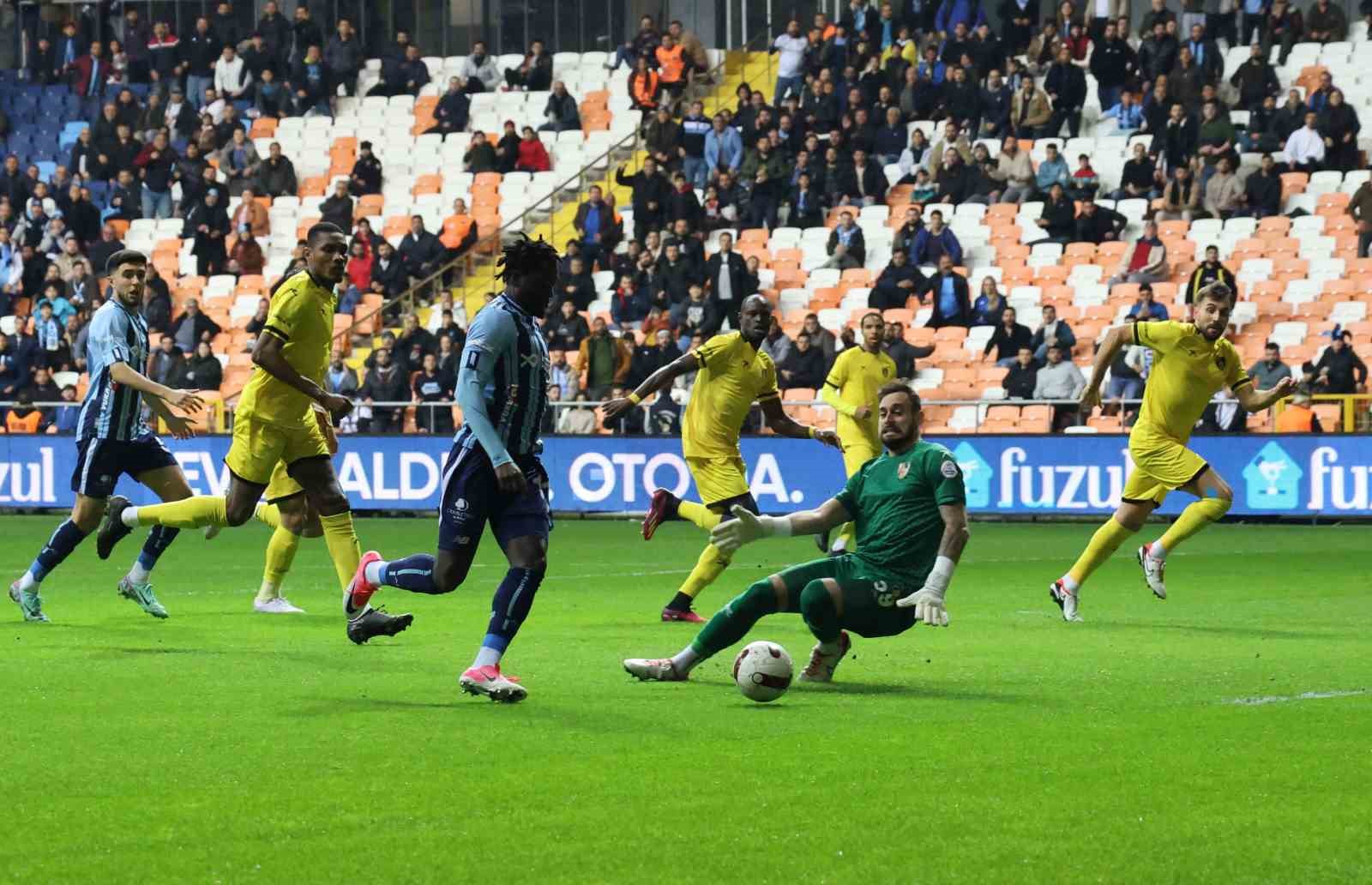 Trendyol Süper Lig: Yeni Adana Demirspor, İstanbulspor karşısında ilk yarıyı 1-0 önde tamamladı.