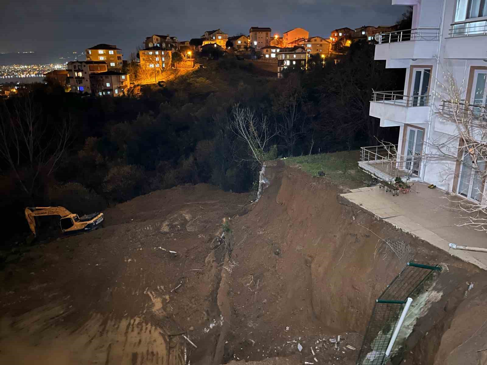 İnşaat sektöründe yaşanan toprak kayması sonucunda bir bina tahliye edildi