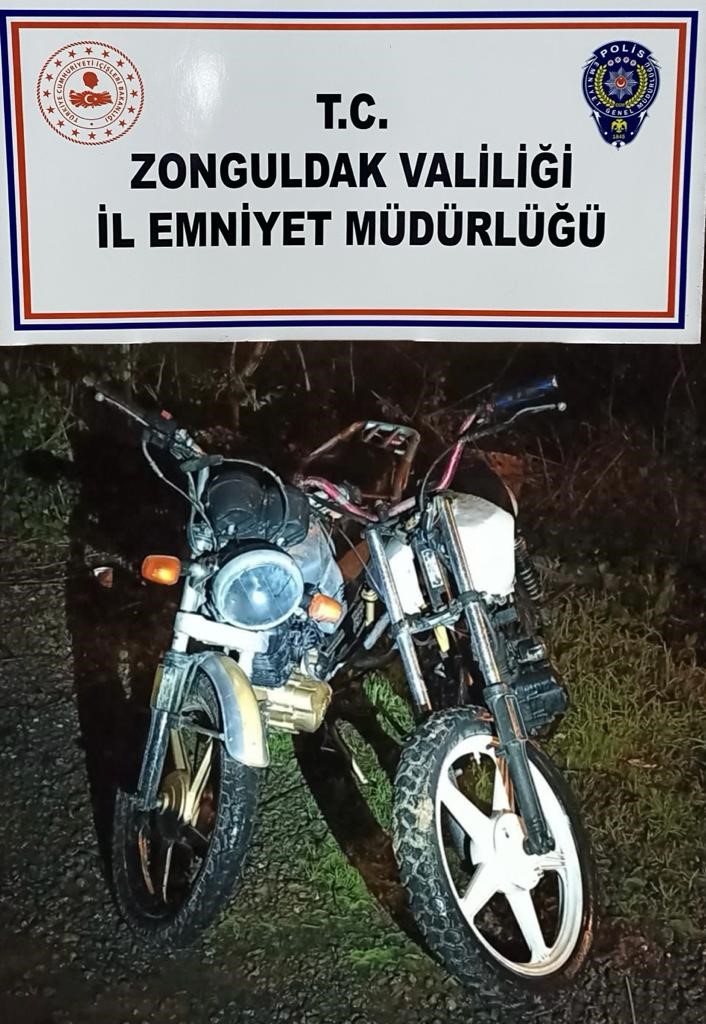 Zonguldak İl Emniyet Müdürlüğü, motosiklet hırsızlığı suçuna karışan şüphelileri yakaladı.