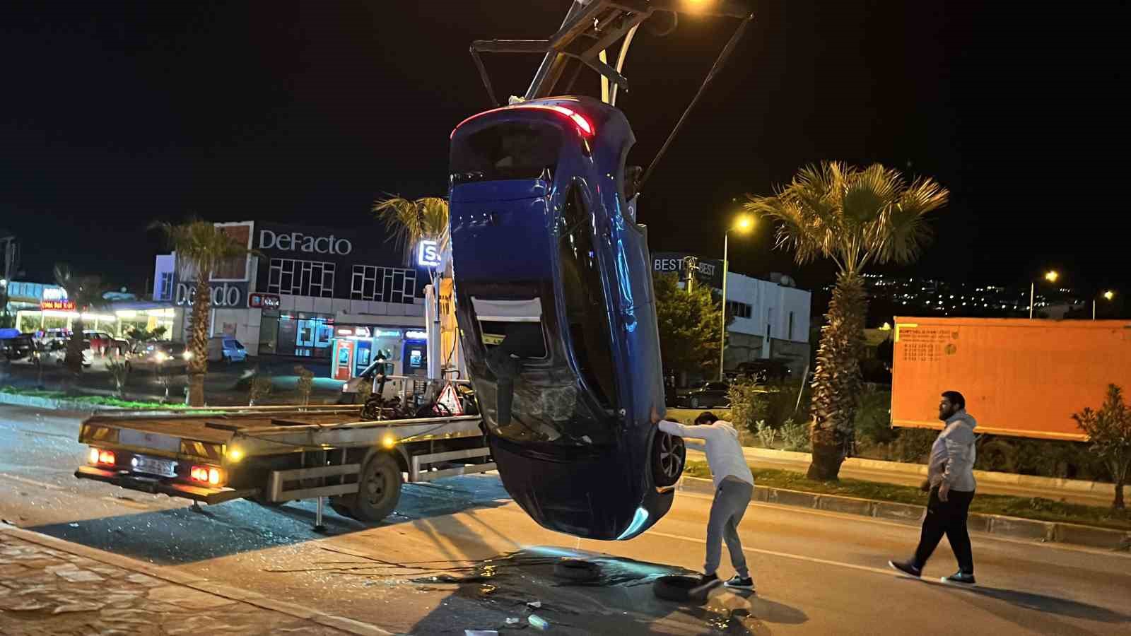 Taklalar atan araçta yaşanan kaza, 3 kişinin yaralanmasına sebep oldu