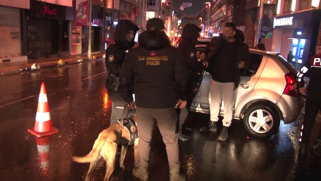 Kadıköy’de gerçekleştirilen huzur denetimi sırasında uyuşturucu madde bulunduran bir kişi yakalandı