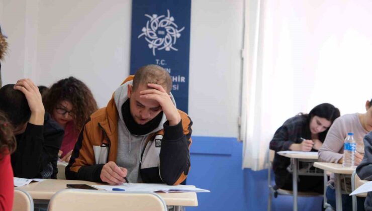 Aydın Büyükşehir Belediyesi, memur adaylarının yanında yangın tatbikatı gerçekleştirdi.