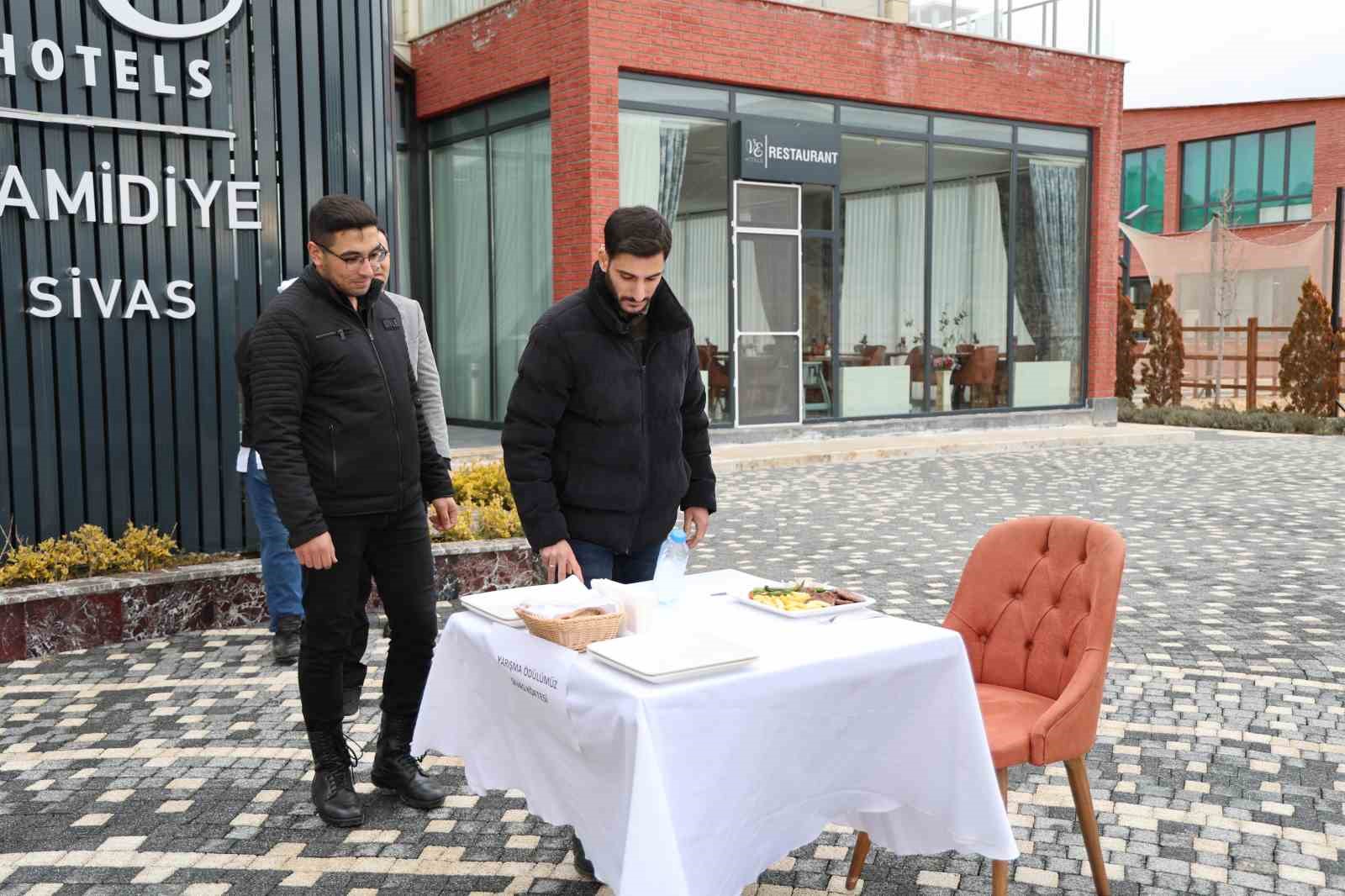 Sokaklarda şişe fırlatma akımına katılanlar, Sivas köftesi için yarıştılar