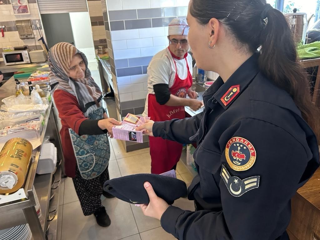 Jandarma, kadın esnaflar için KADES (Kadına Yönelik Şiddet ve Aile İçi Şiddet) konusunda bilgilendirme yapmaktadır.