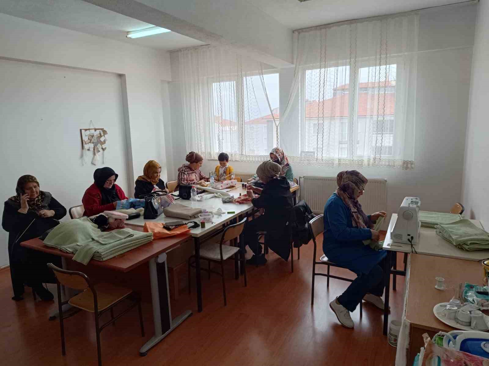 Alacalı kursiyerler, Gazze’deki çocuklar için giysi ve battaniye dikmeye başladı