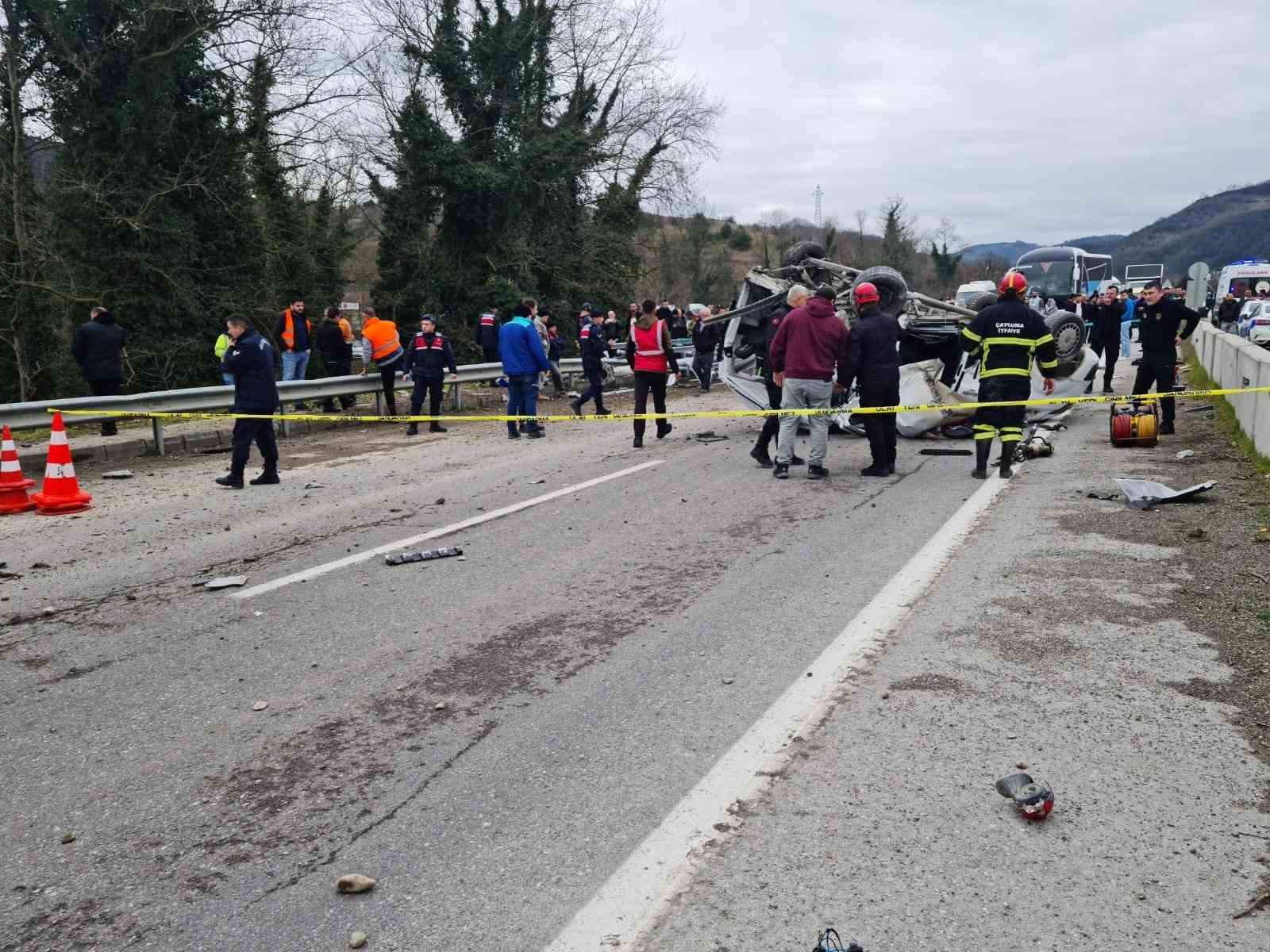 Kamyon, ana yola girmek isteyen araçla çarpıştı: 1 kişi hayatını kaybetti, 2 kişi yaralandı