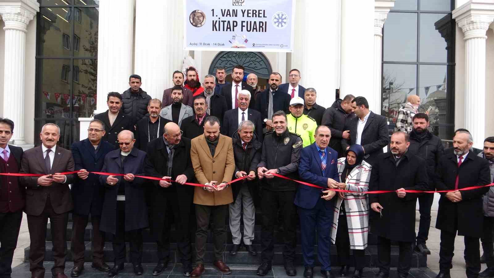 Van’da düzenlenen Yerel Kitap Fuarı, okuyucuları ağırlamaya başladı.