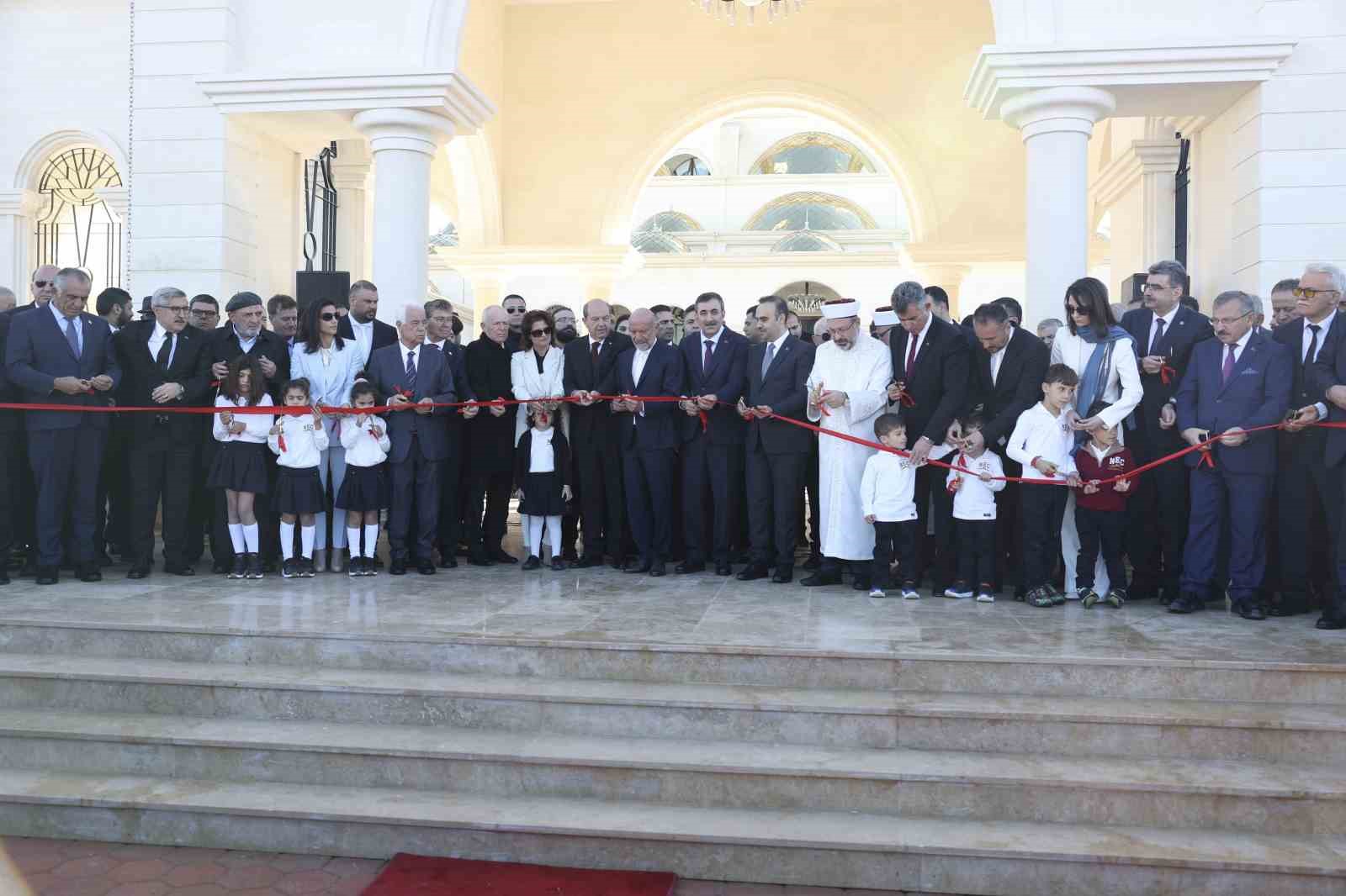 Cumhurbaşkanı Yardımcısı Yılmaz, Caminin Birleştirici Bir Rol Oynayacağına İnanıyor