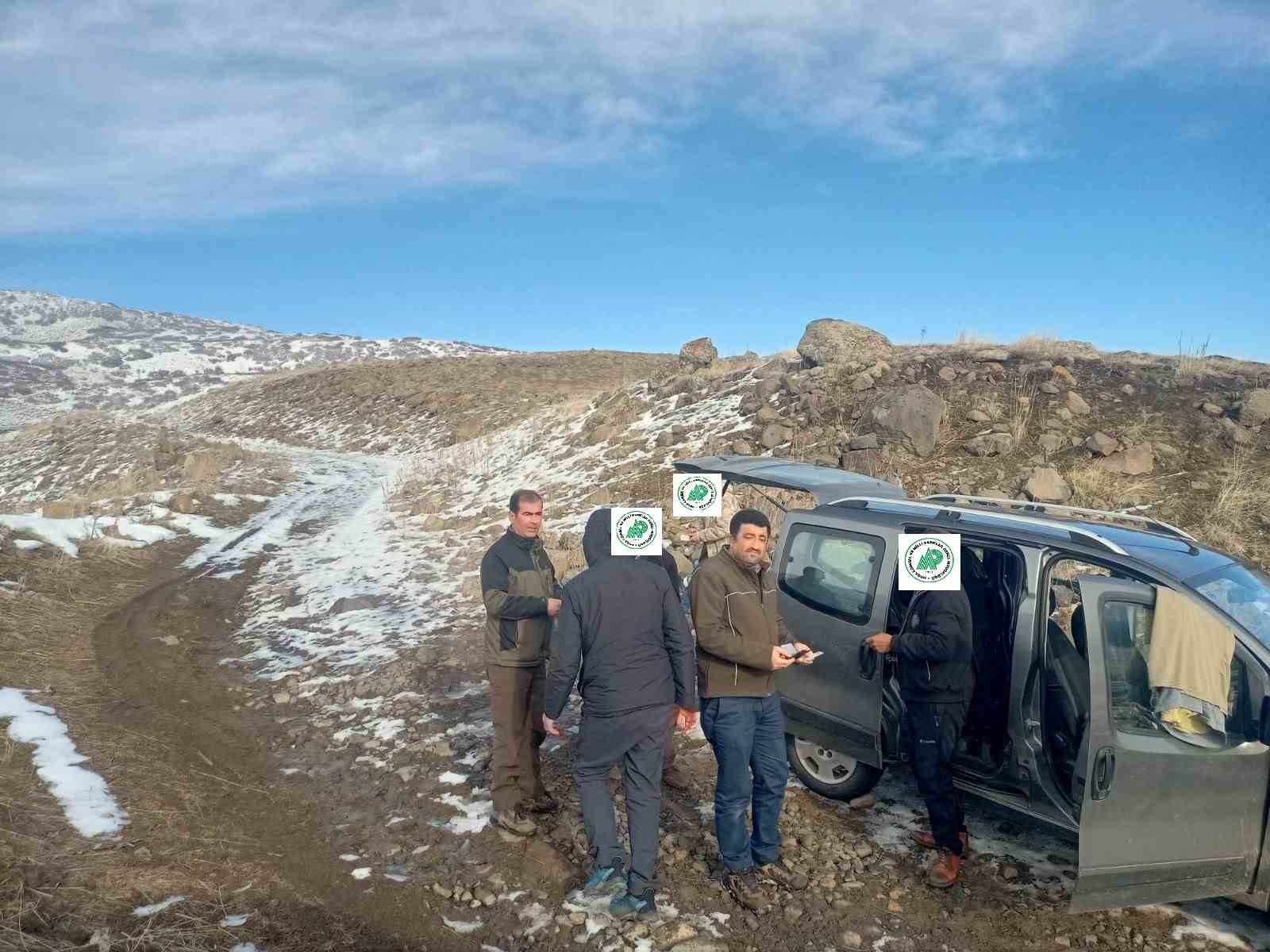 Muş ilinde avlanırken yakalanan 3 avcıya, idari para cezası olarak 9 bin 873 TL ceza verildi.