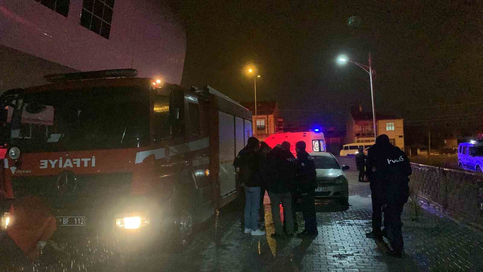 Vatandaşlar tarafından müdahale edilen bir yangın otomobilde meydana geldi