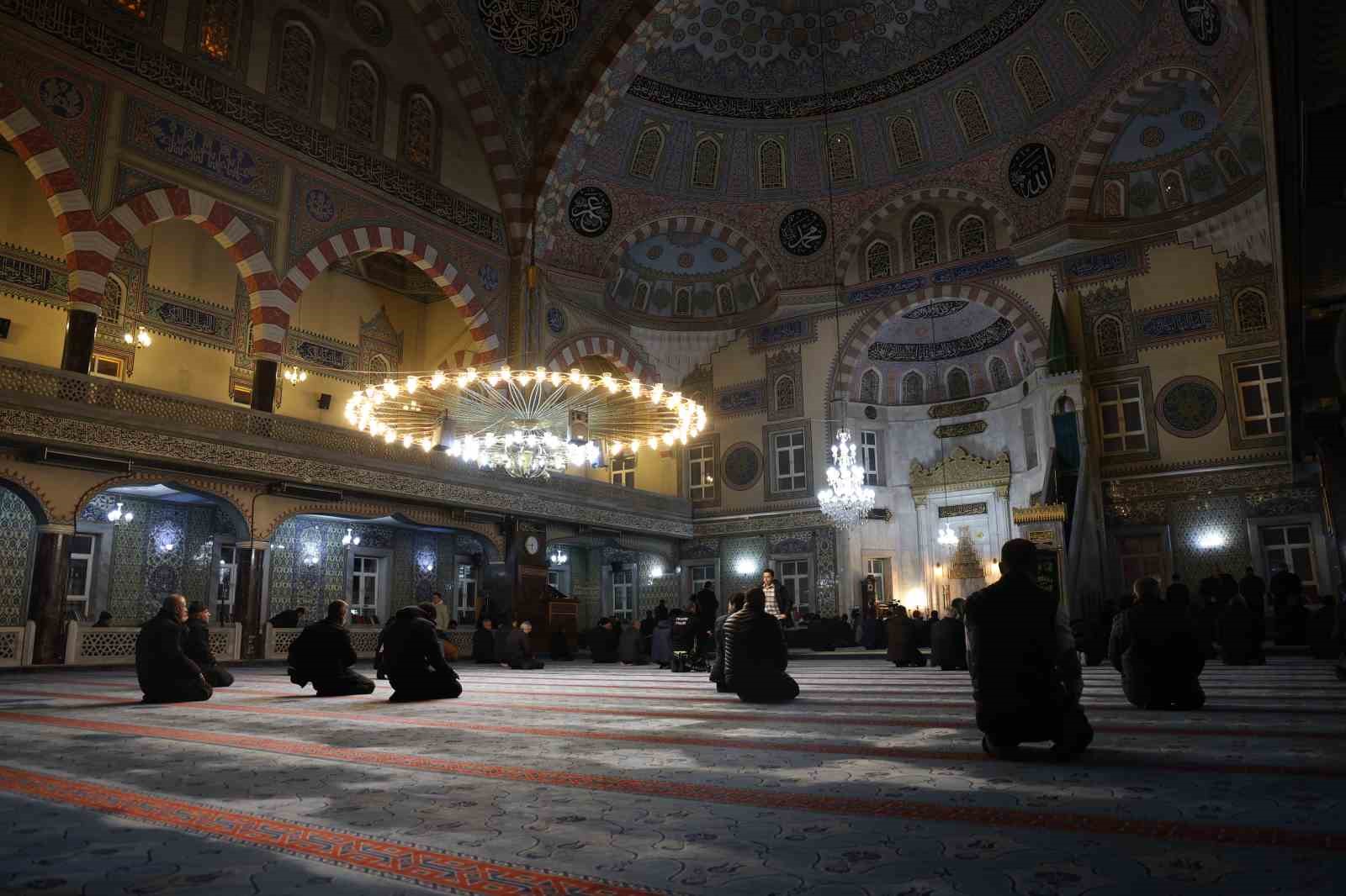 Elazığ’da Regaip Kandili’nde camiler yoğun ilgi gördü