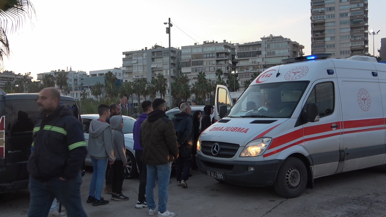 Mersin’de soğuk bir kış gününde denize giren iki çocuktan biri hayatını kaybetti, diğerinin durumu ise ciddi.