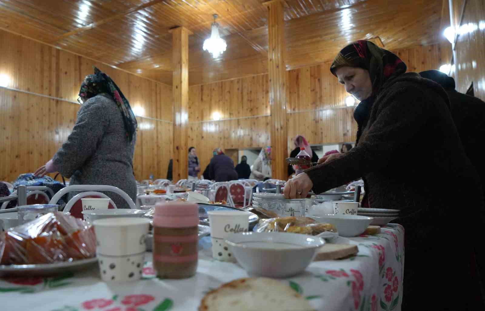 Asırlık bir gelenek: Regaip Kandili’nde bütün yemekler camiye taşınıyor