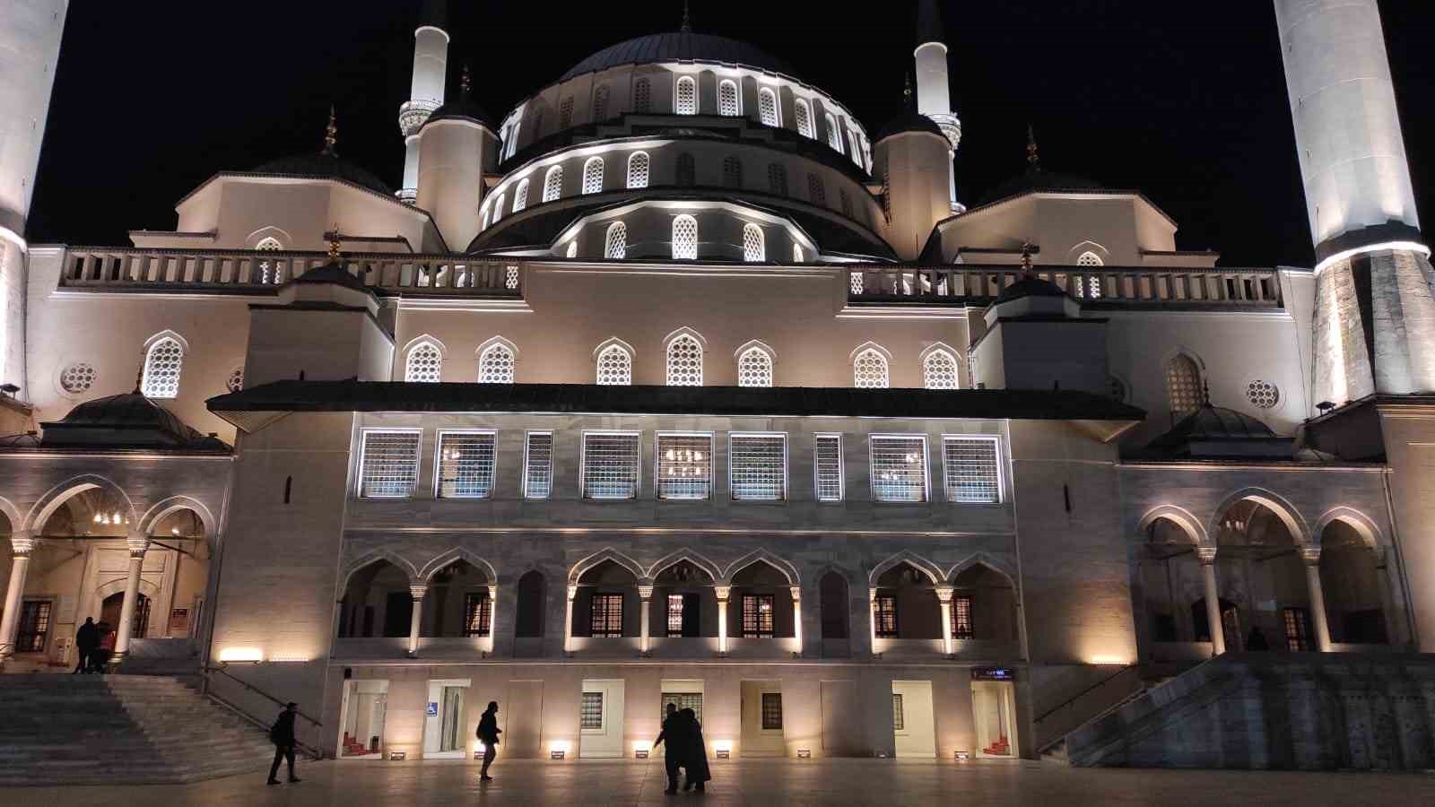 Ankara’da Regaip Kandili’nde insanlar camiye akın etti