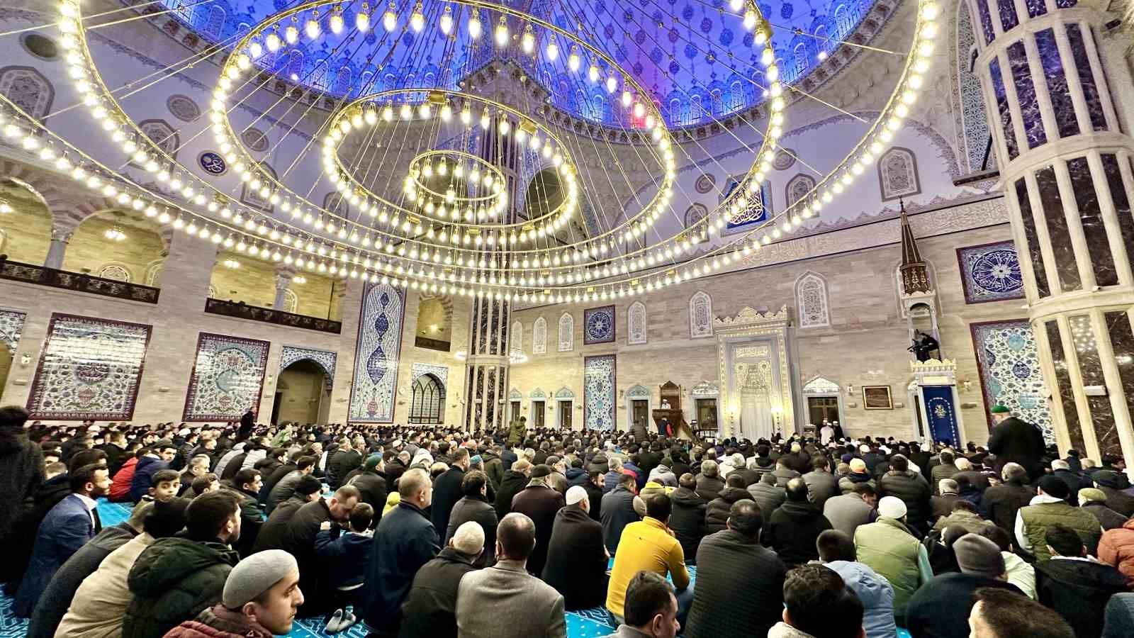 Regaip Kandili’nde Abdülhamit Han Camii yoğun ilgi gördü