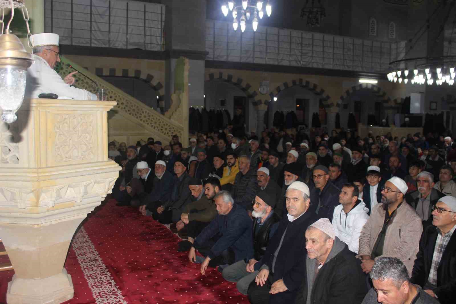 Regaib Kandili’nde halk, ibadet için koşuşturdu