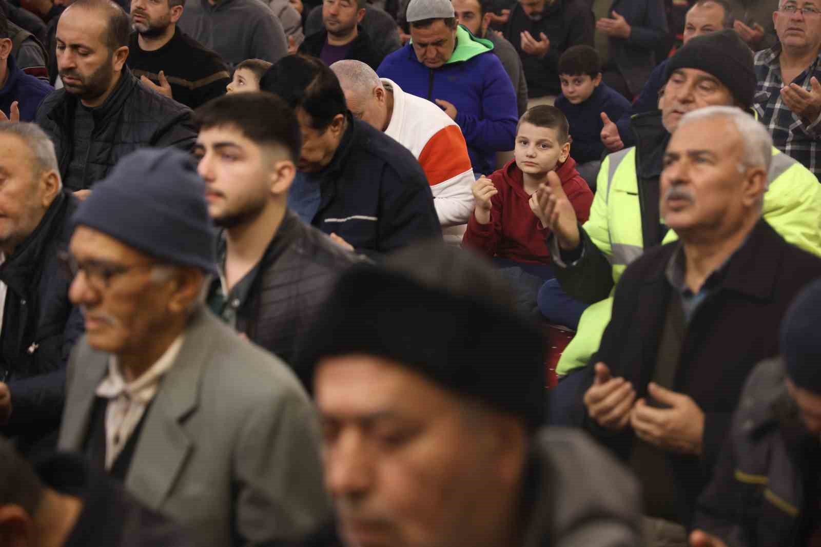 Depremin etkisindeki Hatay’da halk, camilere akın etti