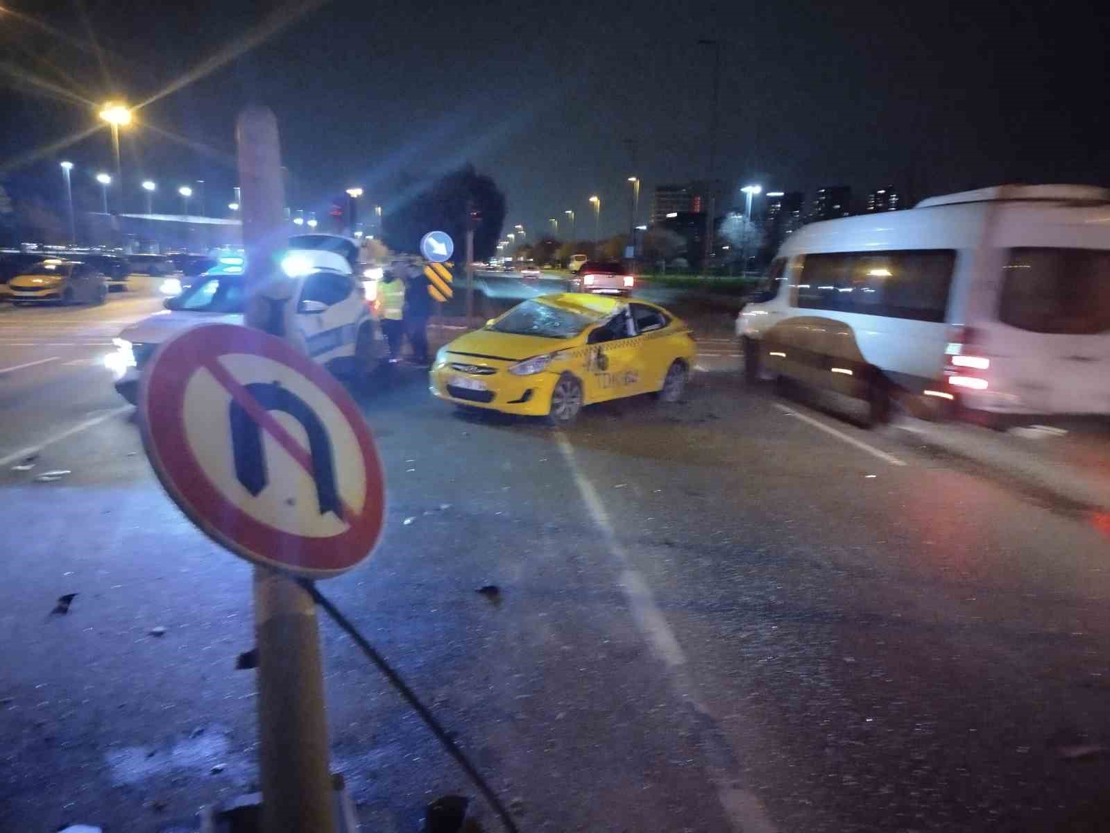 Pendik’te Ticari Taksi ve Otomobil Kaza Yaptı: 1 Kişi Yaralandı