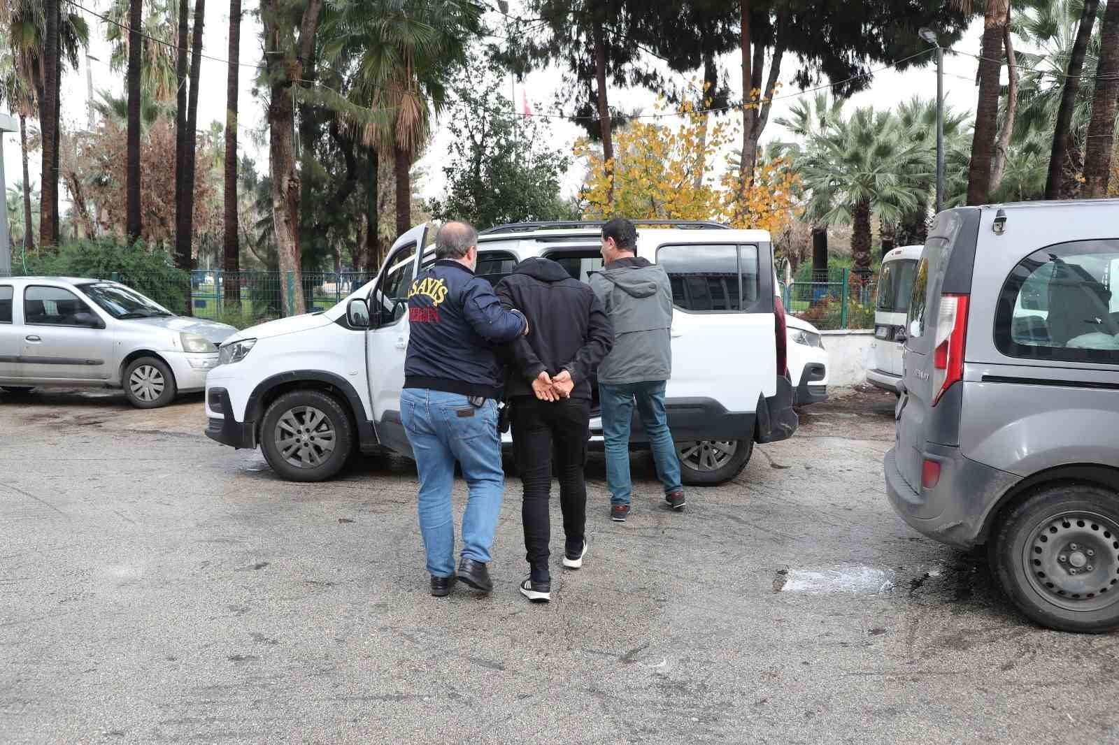 Hırsızlık şüphelisi, önce güvenlik kamerasına daha sonra da polise yakalanarak suçüstü yapıldı