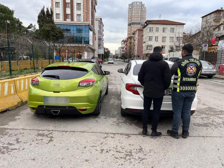 Kartal’da tehlikeli şerit değiştirme: Sürücü trafikten men edildi