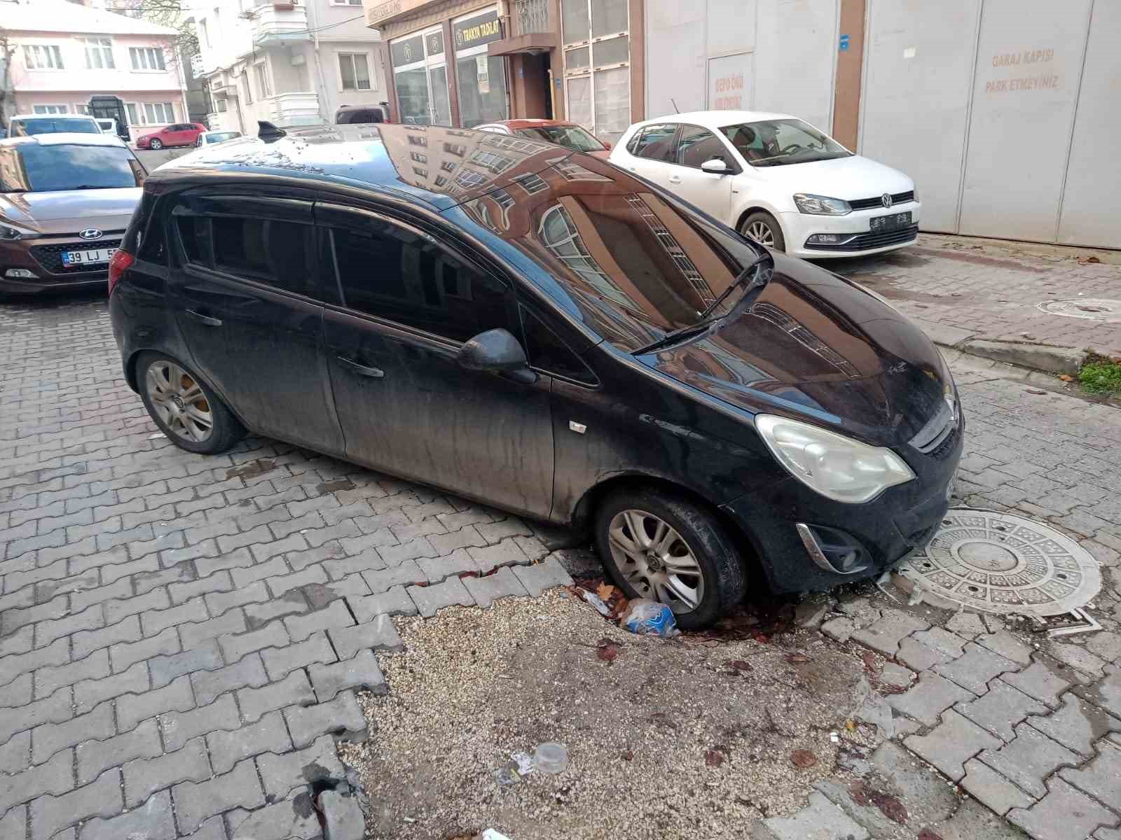 Otomobil çukura düştü, sürücü tepki gösterdi: “Zararımın karşılanmasını istiyorum!”