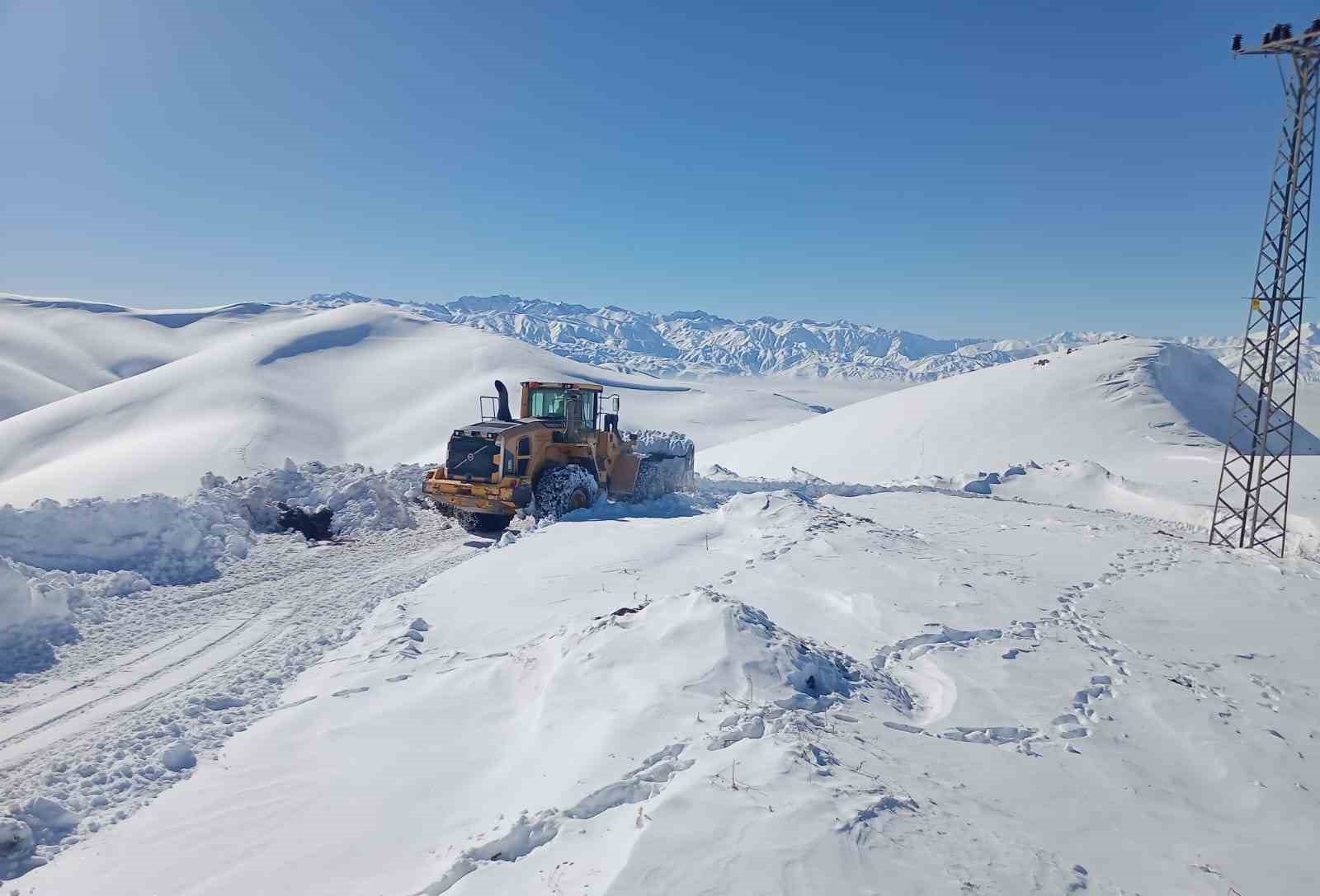 Hakkari’de 284 köy yolunun ulaşımı tamamen kapanmış durumda