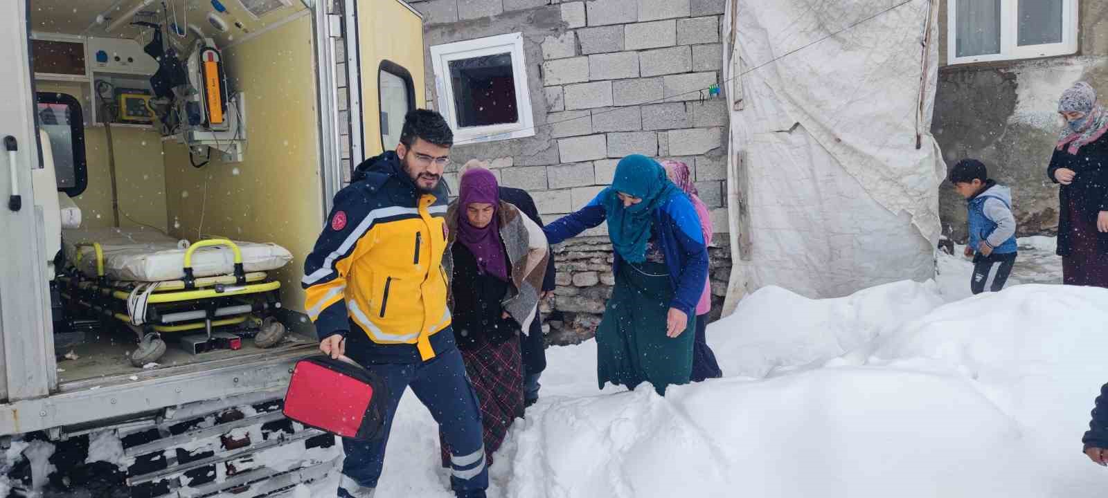 Ağrı ilinde hamile kadın, paletli bir ambulansla kurtarıldı