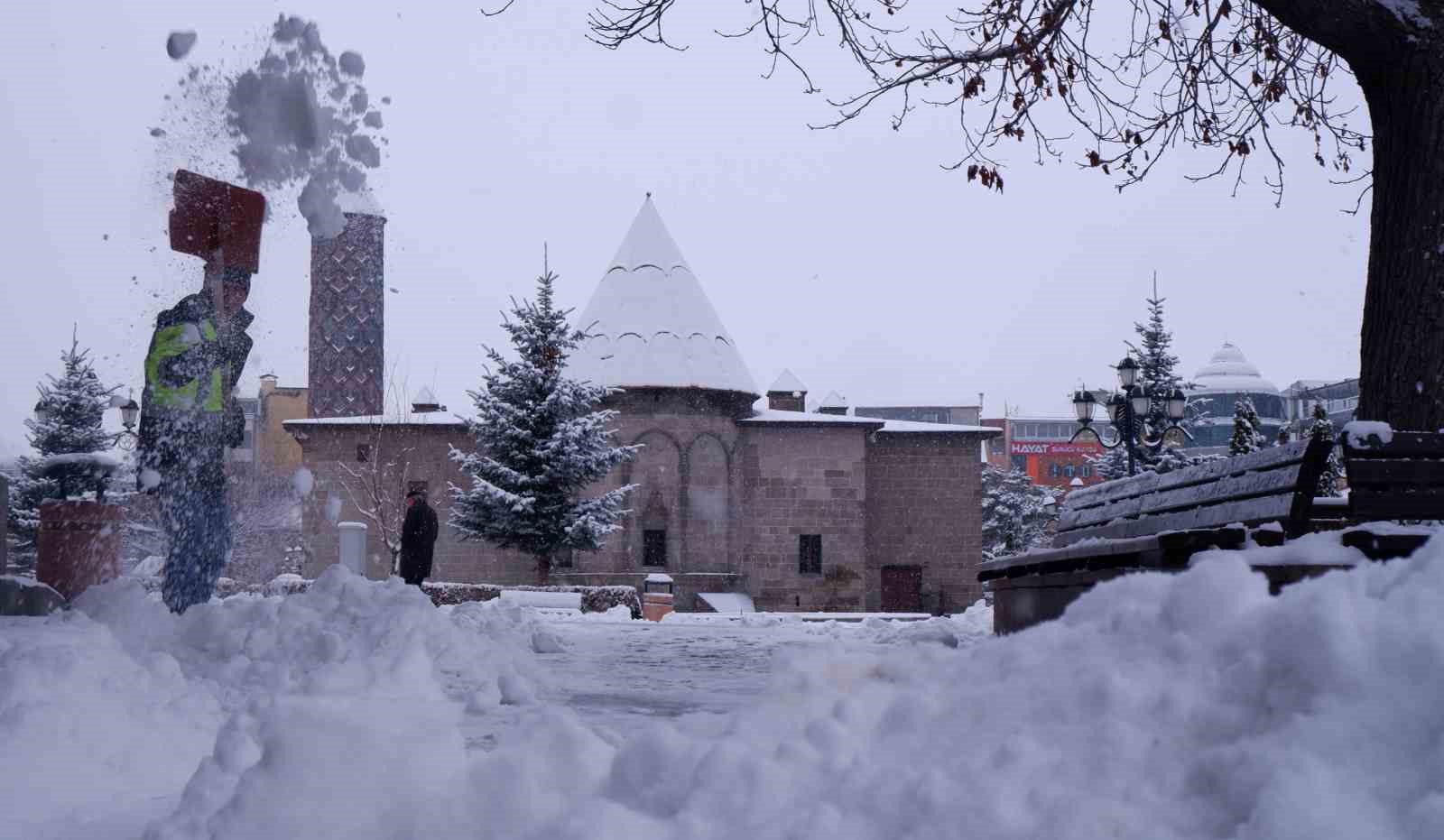 Erzurum, beyaz örtüyle kaplandı.