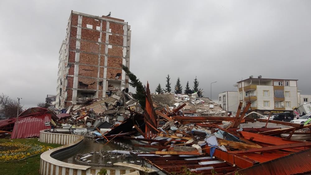 Zümrüt Apartmanı faciasına ilişkin iddianame onaylandı, ölenlerin sayısı 37 olarak açıklandı.