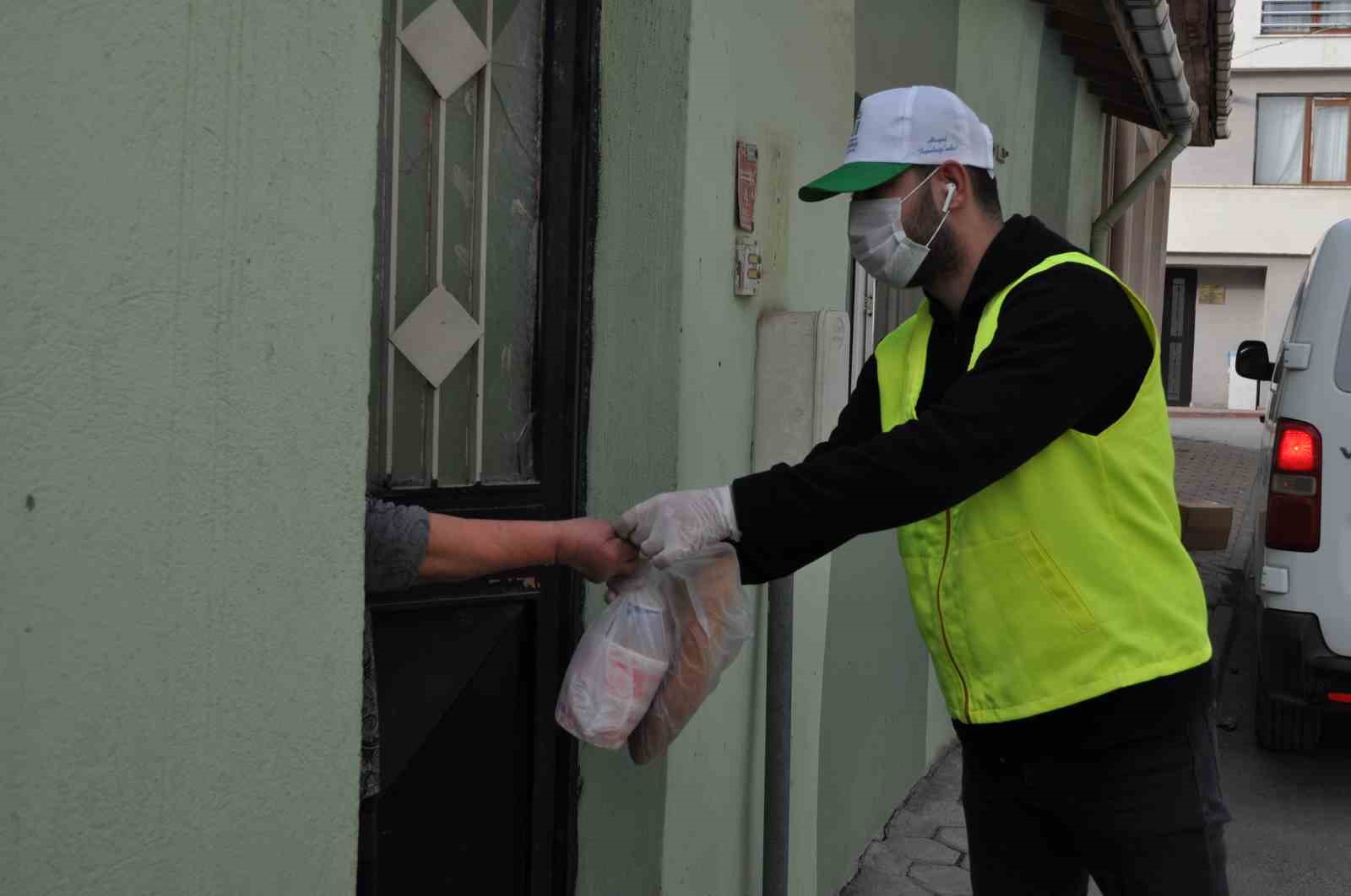 Tepebaşı ilçesinde 53 bin porsiyon yemek ihtiyaç sahiplerine teslim edildi