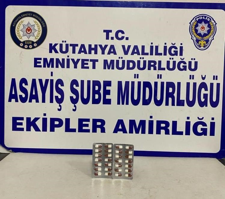 Kütahya ilinde polisin gerçekleştirdiği Bölge Uygulamasında uyuşturucu hap yakalandı