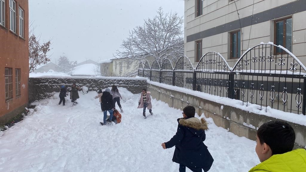 Karlıova’da kar yağışı vatandaşlara zorluk çıkarırken, çocuklar ise bu durumu eğlenceye dönüştürdü